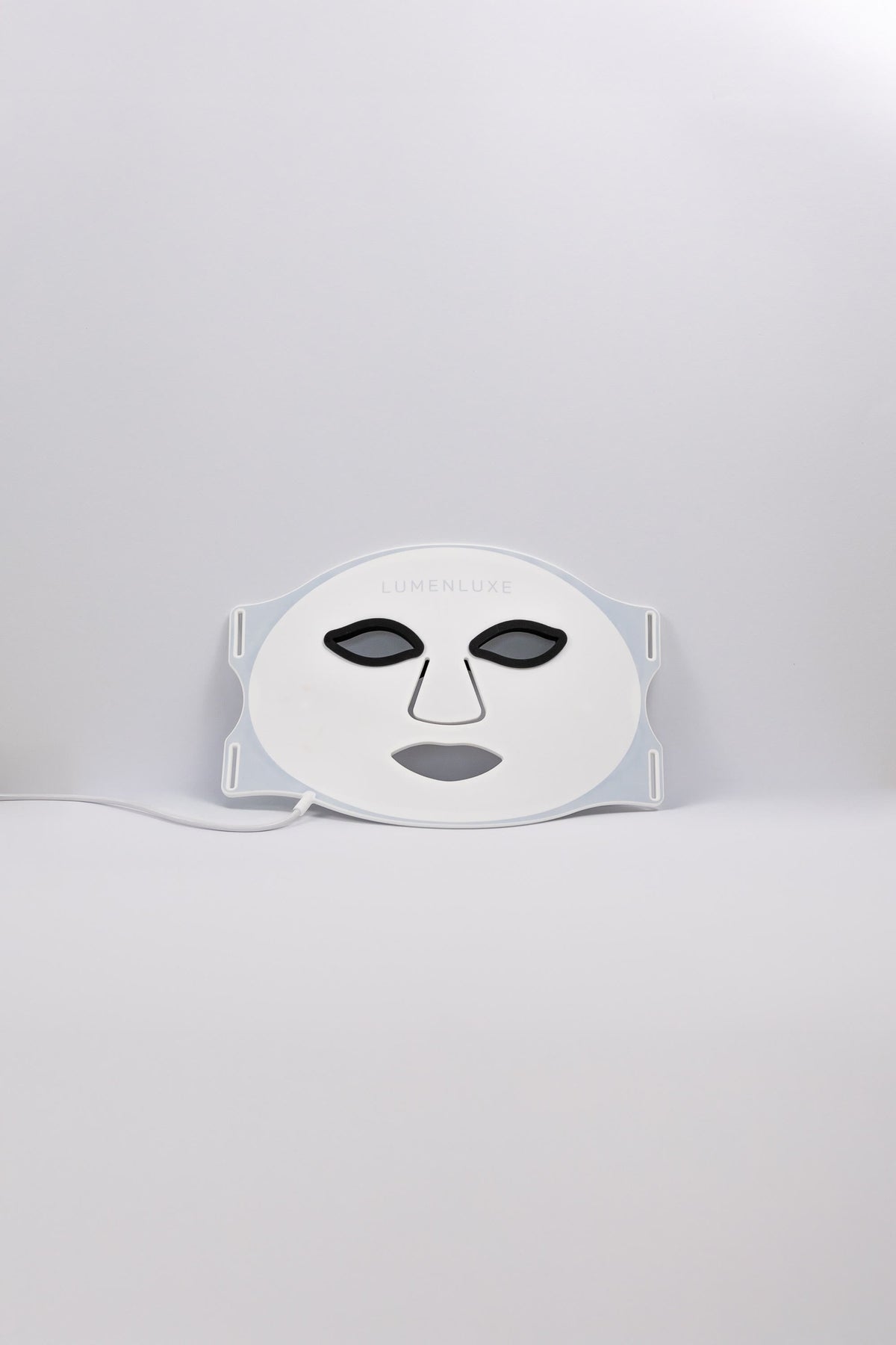 LED maska LumenLuxe spredu na bielom pozadí – produkt na domáce použitie